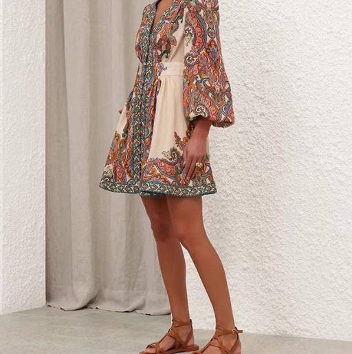 The new Australian fashion brand has a large number of Australian design sense prints, single-breasted waist cinched A-line dresses, short skirts, and high-end