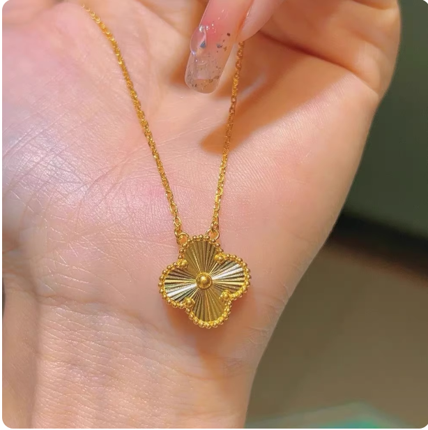 This is a Vietnamese gold-plated imitation gold four-leaf clover necklace for women, a luxurious and niche style, perfect for those who love gold shops.