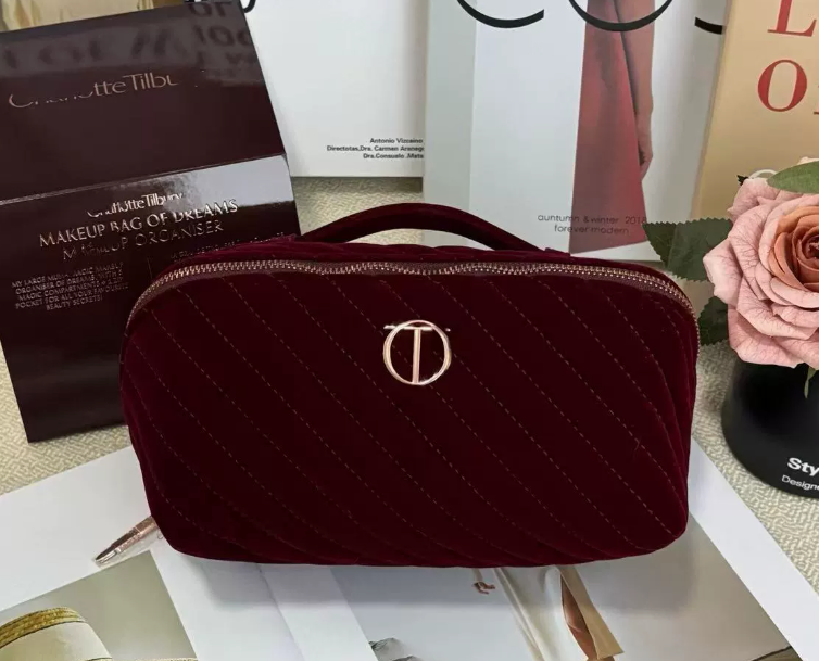 Member gift: Hollywood burgundy velvet cosmetic bag, toiletry bag, storage bag with multiple compartments and large storage space.