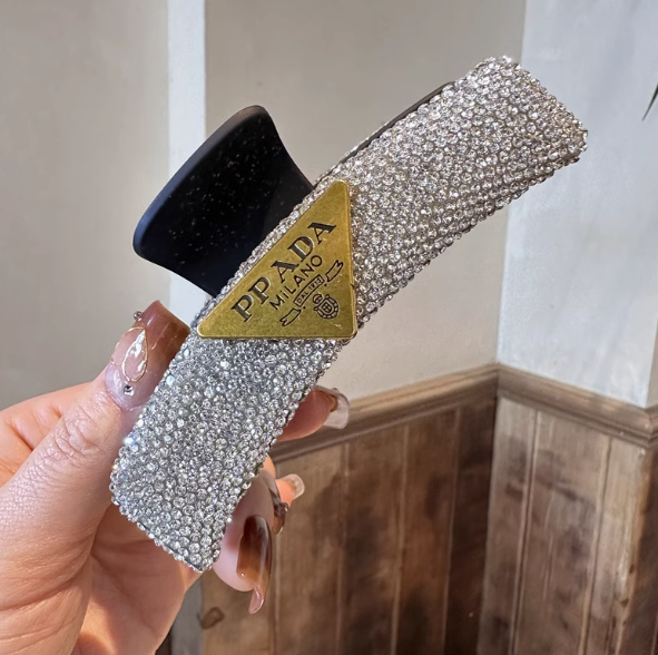 Hair clip 2023 new product flash diamond letter shark clip back of the head high-end lazy hair clip Korean version Ins hair clip female