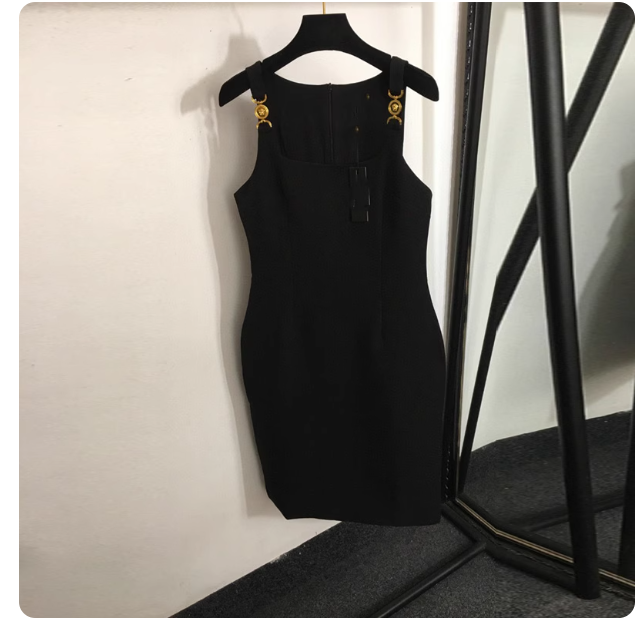 European celebrity lady sexy portrait metal buckle low-cut camisole dress hip-hugging slim female date