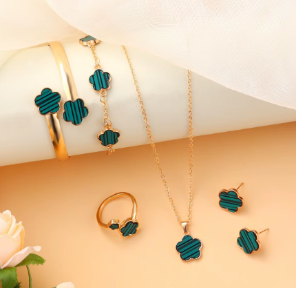 Lucky Flower Jewelry Set Gold Plated Bracelet Five Leaf Grass Necklace Ring Earring With Alloy Material