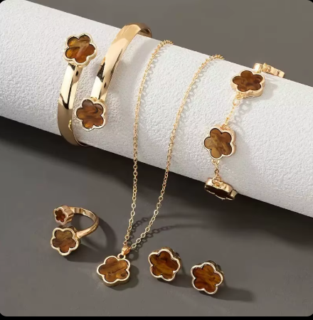 Lucky Flower Jewelry Set Gold Plated Bracelet Five Leaf Grass Necklace Ring Earring With Alloy Material