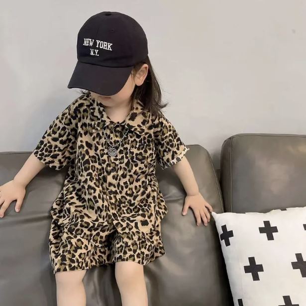 Children's leopard print suit 2024 summer new style Korean style fashionable short-sleeved shirt and shorts two-piece set for boys and girls on behalf of