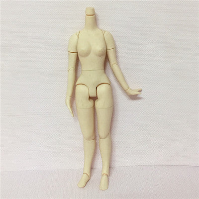 The concave body licca blythe can be replaced with a plain body joint body and a super movable body suitable for 6-cent doll modification