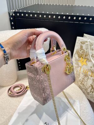 The handle of the original Concubine Diana bag is drummed and molded. About Concubine Diana, it is really a model with a long history in the bag industry.