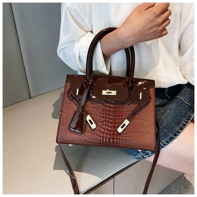 Hand-held commuting women's bag 2023 summer new model launched, high-end texture bag that can be worn as a crossbody and on one shoulder