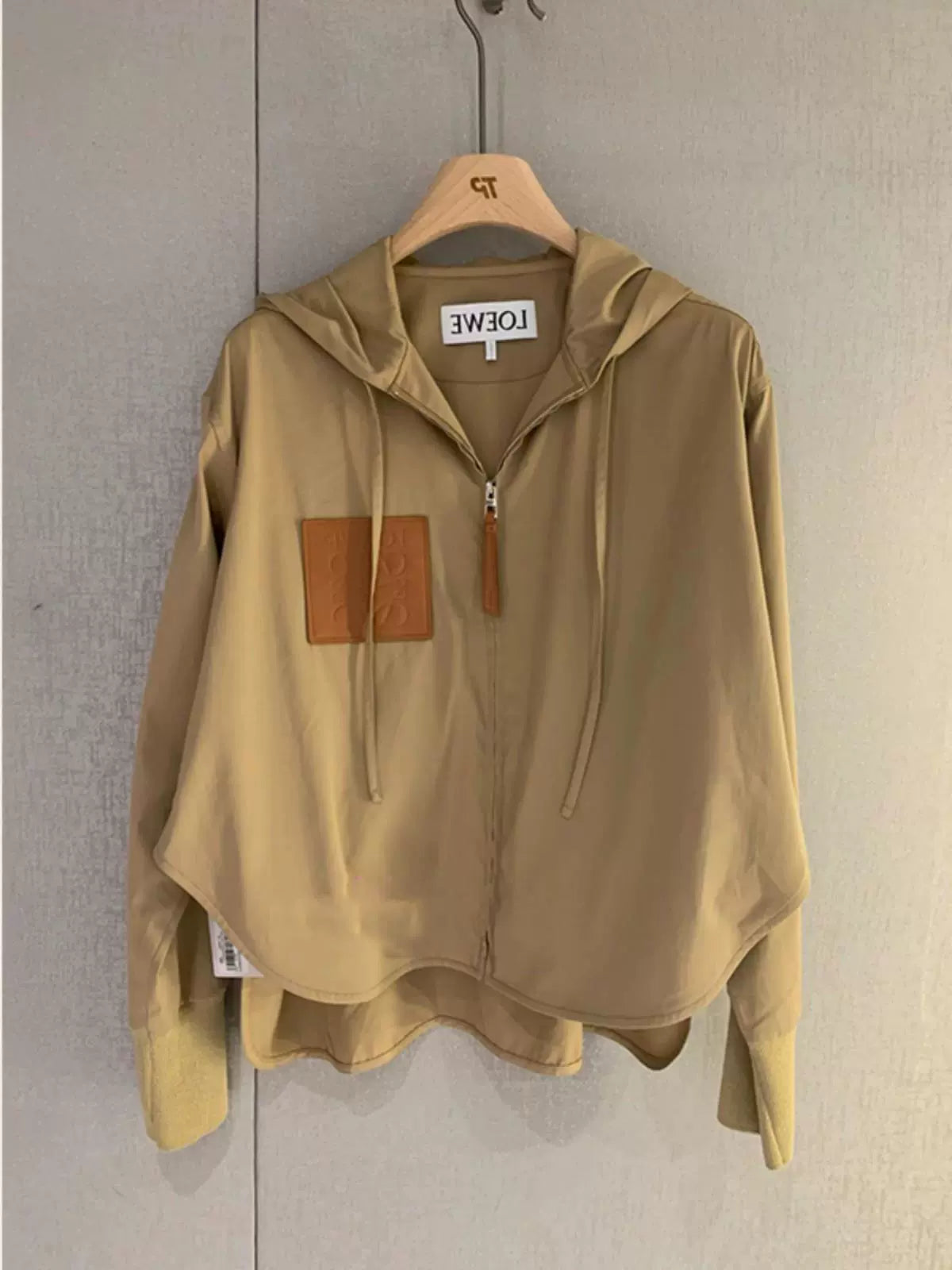 Small Korean style outfits can be either salty or sweet. Fashionable, lively and age-reducing khaki short coat for women in early autumn.