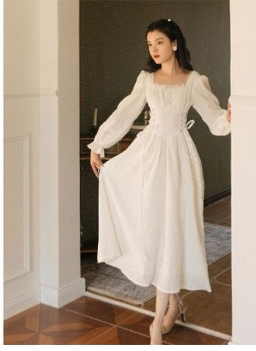 French-style high-end white dress with a particularly high-end design. The skirt looks thin and waist-in. It's a and rusty. Autumn dress