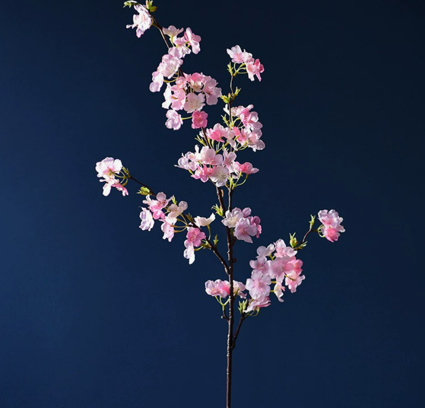 Living room with dried flowers, peach blossoms, artificial flowers, cherry blossoms, indoor flower arrangement, table flower arrangement