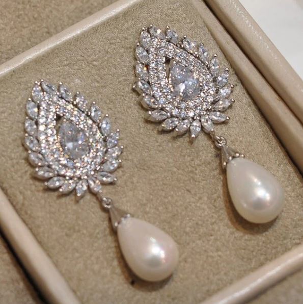 Huitan Luxury Temperament Women's Imitation Pearl Earrings Full Paved Bling White CZ Stone New Fashion Wedding Jewelry Drop Ship