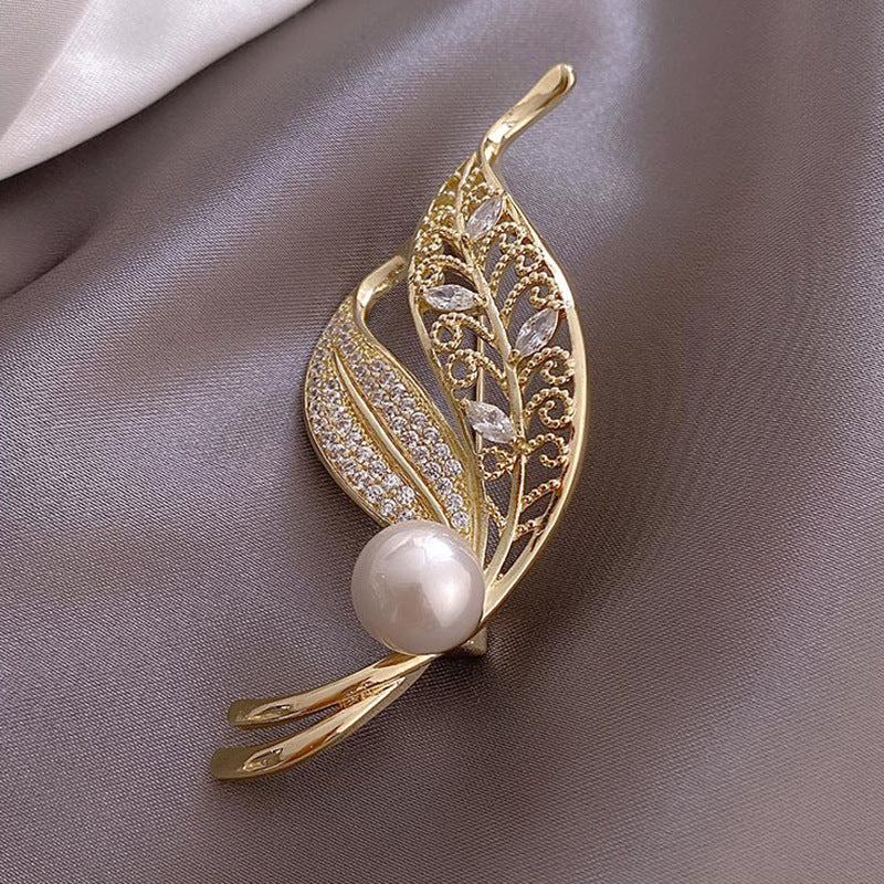 Leaf Anti-glare Buckle Brooch Female Pearl Fixed Clothes