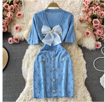 2023 summer new style small fragrant wind V-neck short-sleeved single-breasted bowknot heavy industry beaded knitted bag hip dress