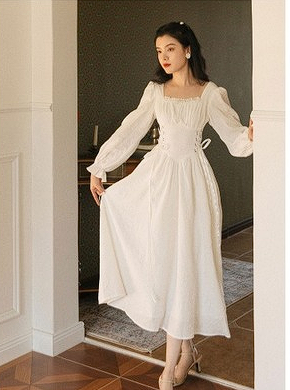 French-style high-end white dress with a particularly high-end design. The skirt looks thin and waist-in. It's a and rusty. Autumn dress