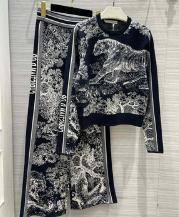 2021 early autumn new two-piece French elegant jungle animal pattern creative knitted top straight pants suit