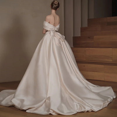 Satin one-shoulder main wedding dress 2023 new bride palace style high-end temperament fishtail go-out yarn big tail