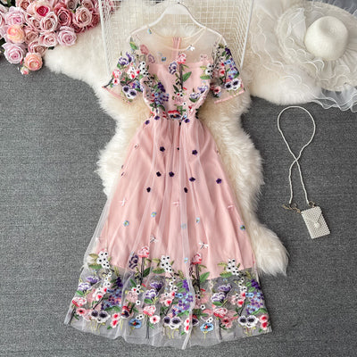 Summer new style French mesh embroidered round neck dress with short sleeves, waist waist, thin temperament, light mature wind and large swing dress